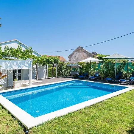Holiday Bosanka With Outdoor Swimming Pool 287 * ドゥブロブニク
